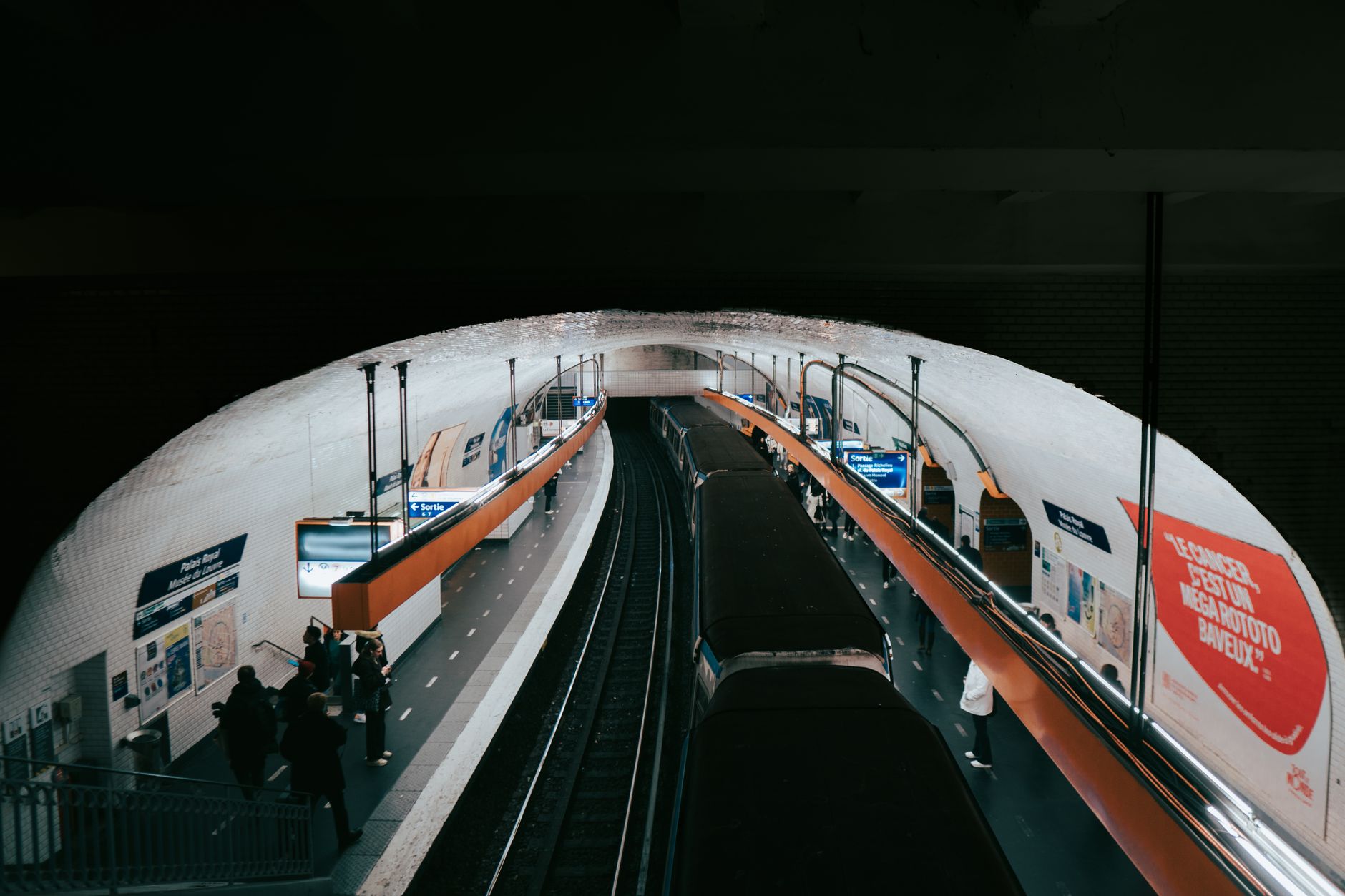 Tunnelbanestationen i Paris, där zoner och biljetter kan förvirra även erfarna resenärer.